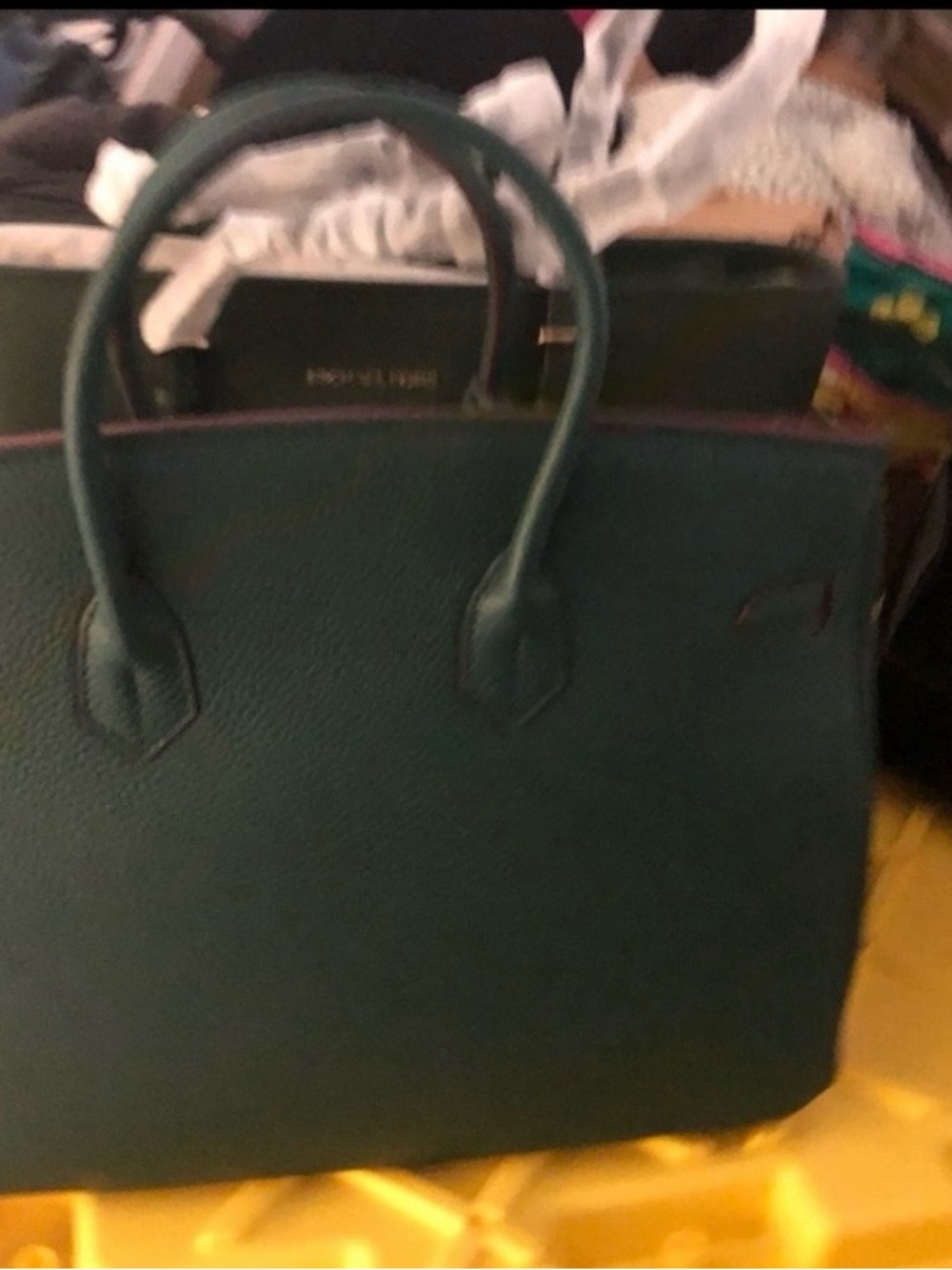 Ainifeel Elegant Dark Green Leather Tote Bag with Gold Hardware - Picture 3 of 5